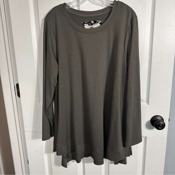 Cupio swing top, size 2X, handkerchief hem, flattering, plus size - Picture 1 of 9